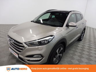 Hyundai Tucson 2.0 CRDi Premium 135PK WE80436 | Dealer Onderhouden | Navi | Camera | Pano | LED | Leder | Parkeersensoren V+A | Cruise | Climate | Trekhaak |