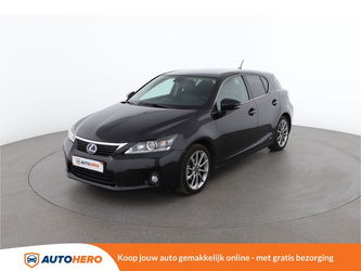 Lexus CT 200h Hybrid 100PK FP66863 | Hybride | Navi | Climate | Cruise | Achteruitrijcamera | Parkeersensoren | Leder | Handsfree | Multifunctioneel Lederen Stuurwiel | Spraakbediening | Lichtmetalen Velgen |