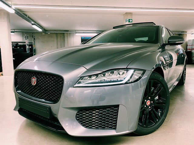 Jaguar XF Chequered Flag