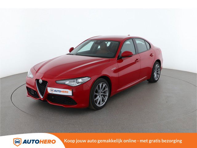 Alfa Romeo Giulia 2.0 T AWD Veloce 280PK XD73595 | Cruise | Climate | Camera | Rijstrooksensor | Sportstoelen | Leder | Bi-Xenon | Stoelverwarming | Stuurverwarming | DAB | Keyless |
