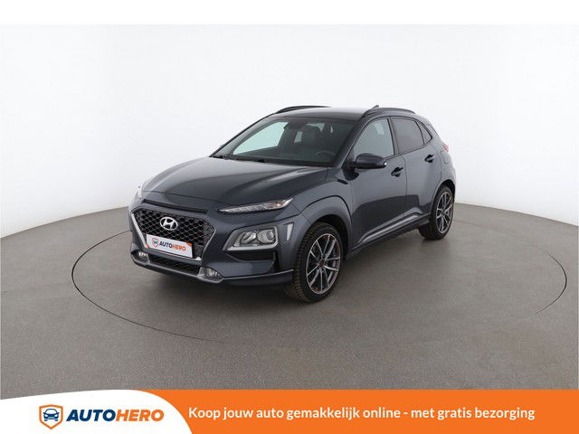 Hyundai Kona 1.0 TGDI Pure 2WD 120PK RD74183 | Dealer Onderhouden | Navi | Cruise | Climate | Handsfree | Bluetooth | Camera | Parkeersensor Achter | Halfleder | Stoelverwarming | Trekhaak | Licht- En Regensensor | Keyless |
