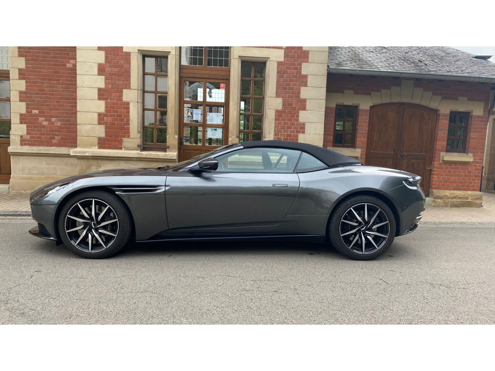 Aston Martin DB11 V8 Volante