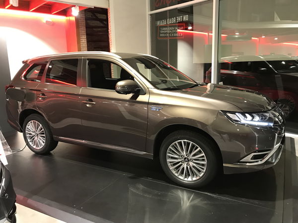 Mitsubishi Outlander Plug-in Hybrid Instyle SDA Navi