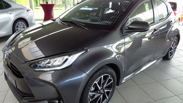 Toyota YARIS ICONIC HYBRIDE + NAVI