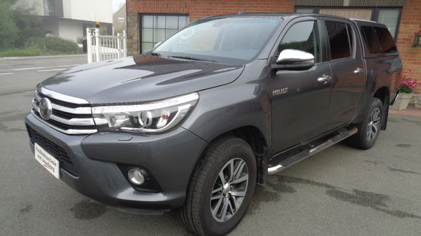 Toyota Hilux 2.4 D-4D 4WD LOUNGE AUTOMAAT