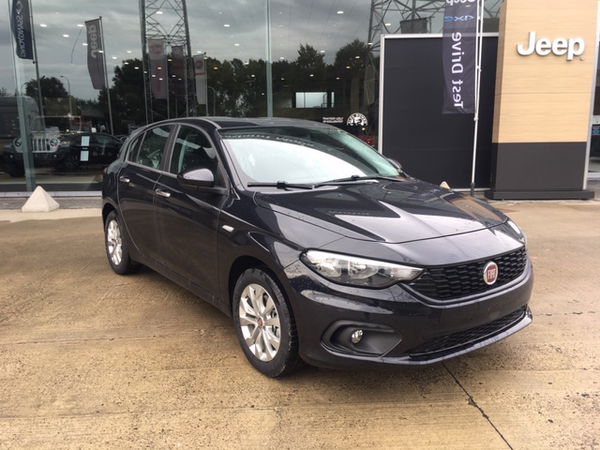 Fiat TIPO HATCHBACK 1.4i Easy met automatische airco en navigatie