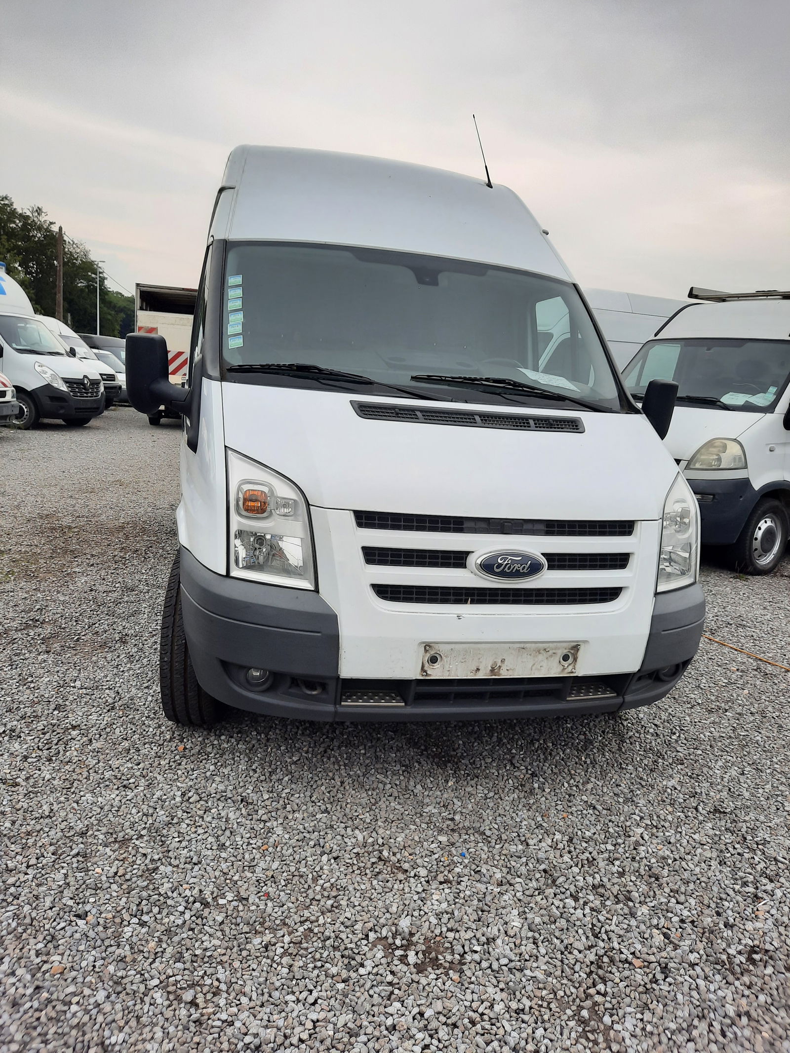 Ford Transit lang hoog .2.4 tdi.118 dkm ..achterwieltractie .8800 + btw