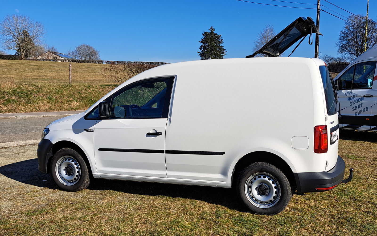 Volkswagen Caddy Cargo 1.0 TSI avec toit ouvrant à l'arrière et attache remorque