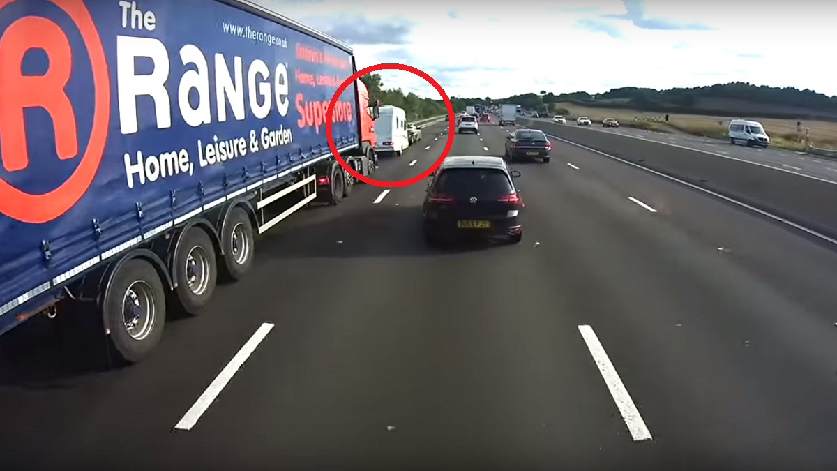 Kijk hoe deze vrachtwagen een caravan vernietigt Gocar.be Kijk hoe deze vrachtwagen een caravan vernietigt Gocar.be