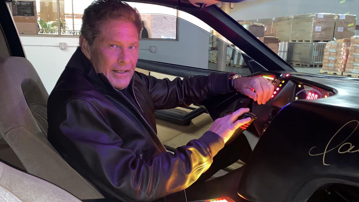 David Hasselhoff verkoopt KITT (en komt hem thuis... | Gocar.be