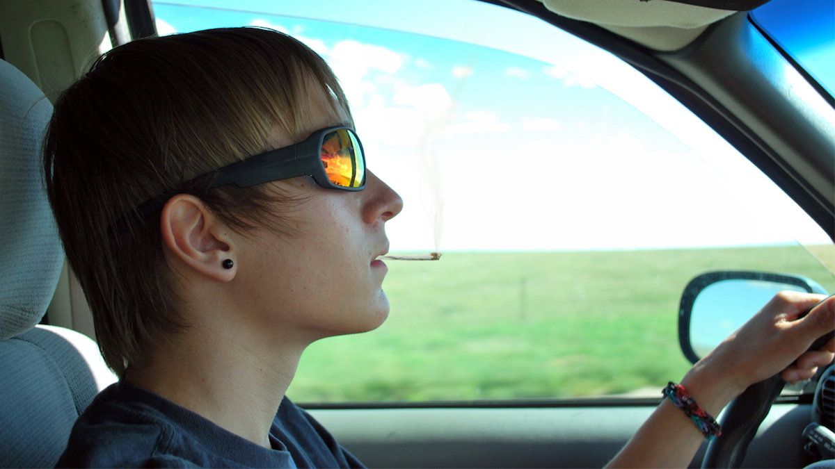 Cannabis roken achter het stuur leidt tot ‘aquariu... | Gocar.be