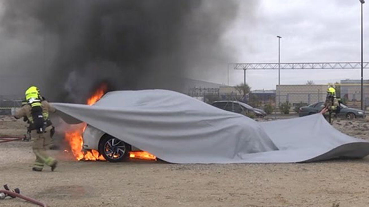 L’incendie d’une voiture électrique est très difficile à éteindre par les moyens traditionnels.