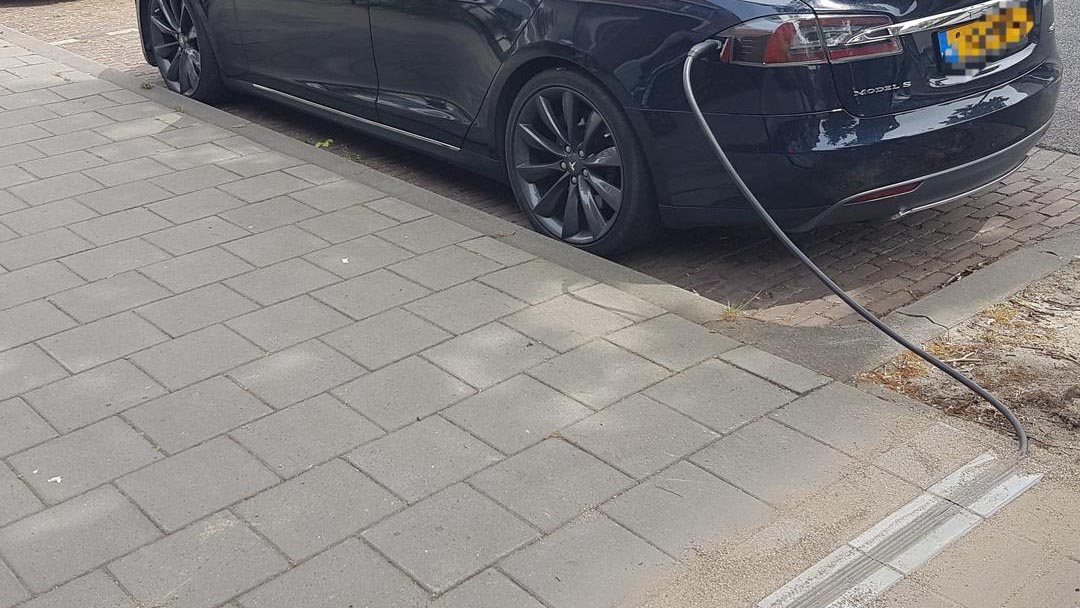 ev-kabelgoottegel_langs_parkeren