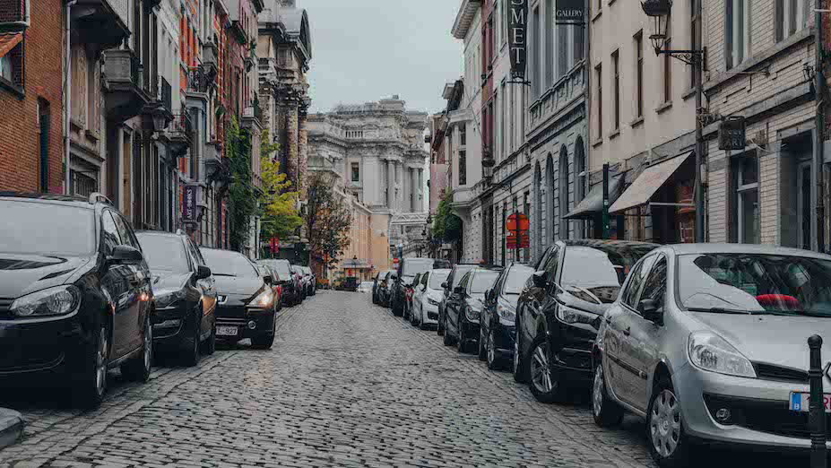 Het parkeerbeleid van de steden staat ter discussie - Business AM