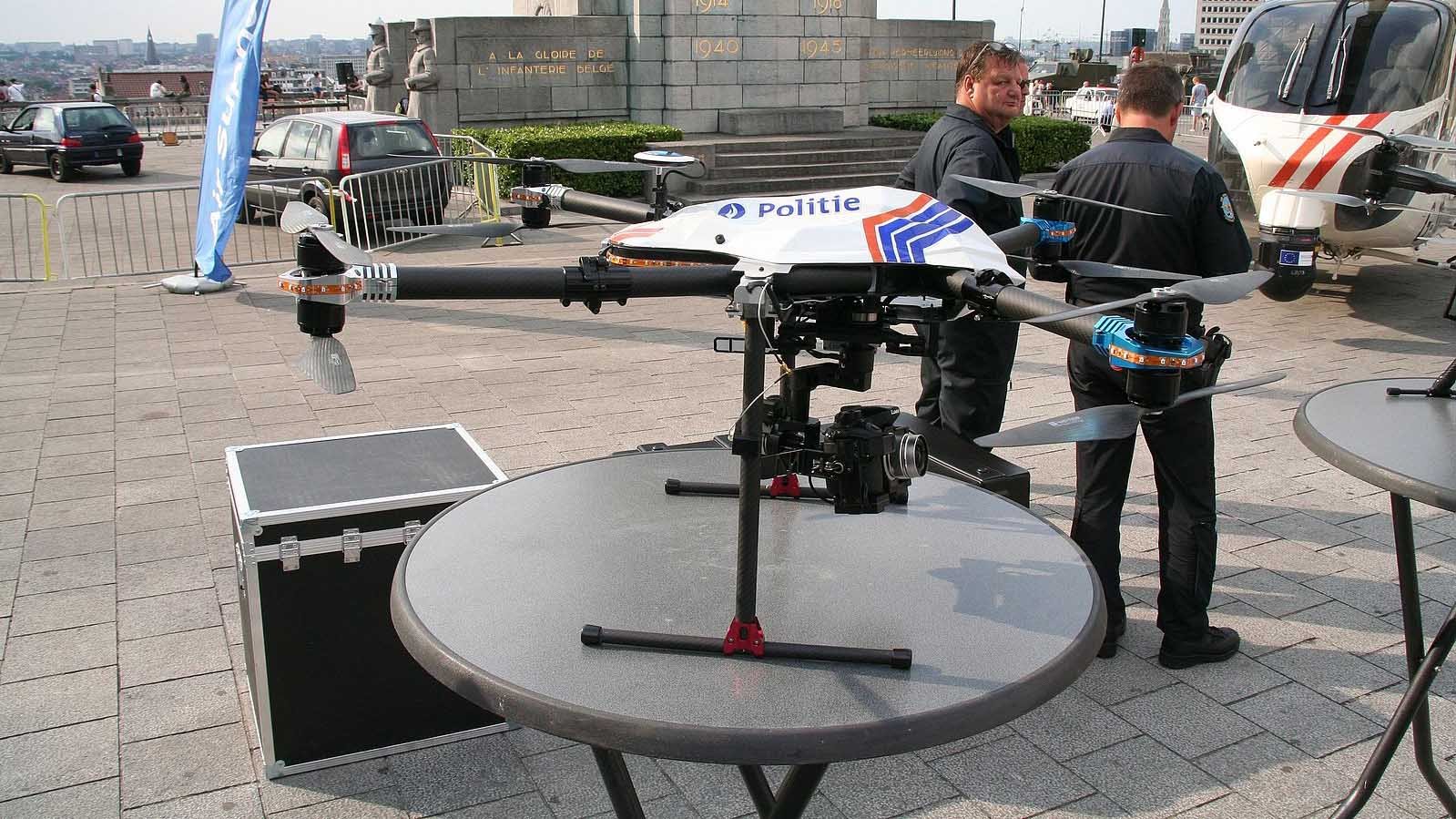 policía drone2