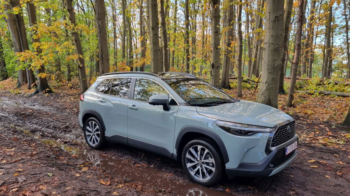 TEST Toyota Corolla Cross: gulden middenweg - Business AM