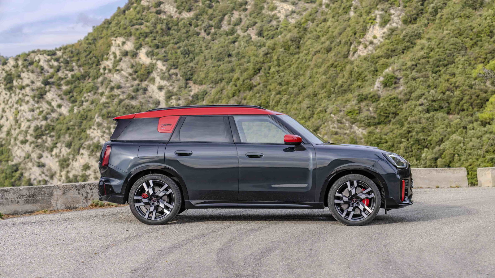 P90530275_highRes_mini-john-cooper-wor