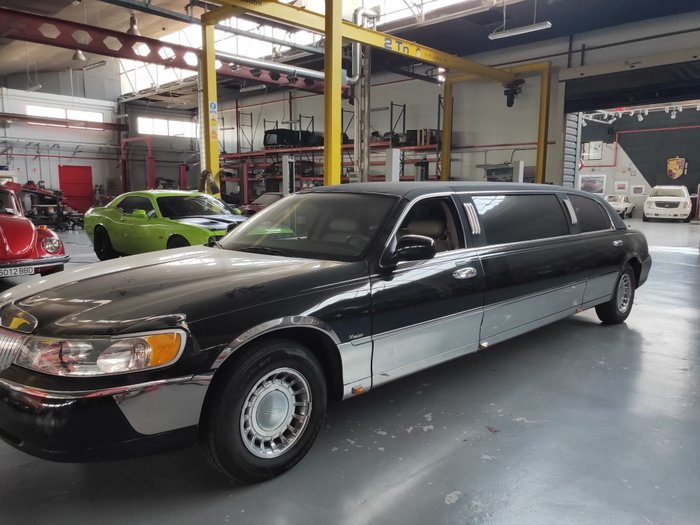 Lincoln Town Car lLimousine - No Reserve 2000