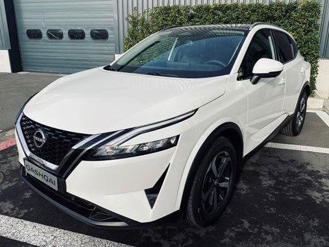 Nissan Qashqai MY22 Mild Hybrid 158 N-Connecta + Design Pack + Easy Pack