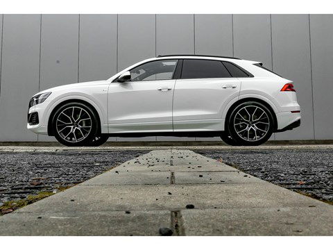 Audi Q8 Pano / Tour / City / Air susp. / Shadow plus / 22" / ...