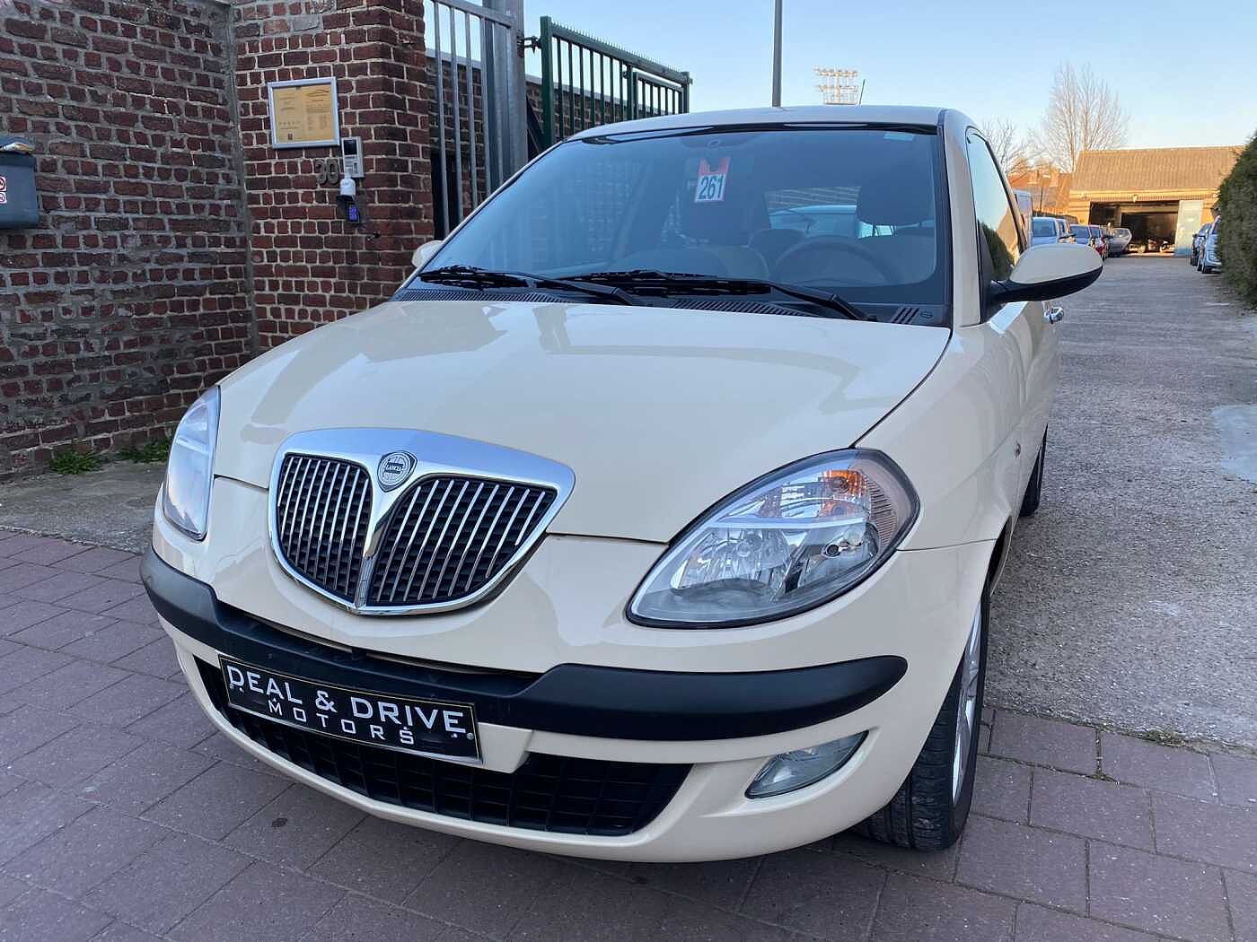 Lancia Ypsilon 1.2 I MET 70DKM ** Argento **