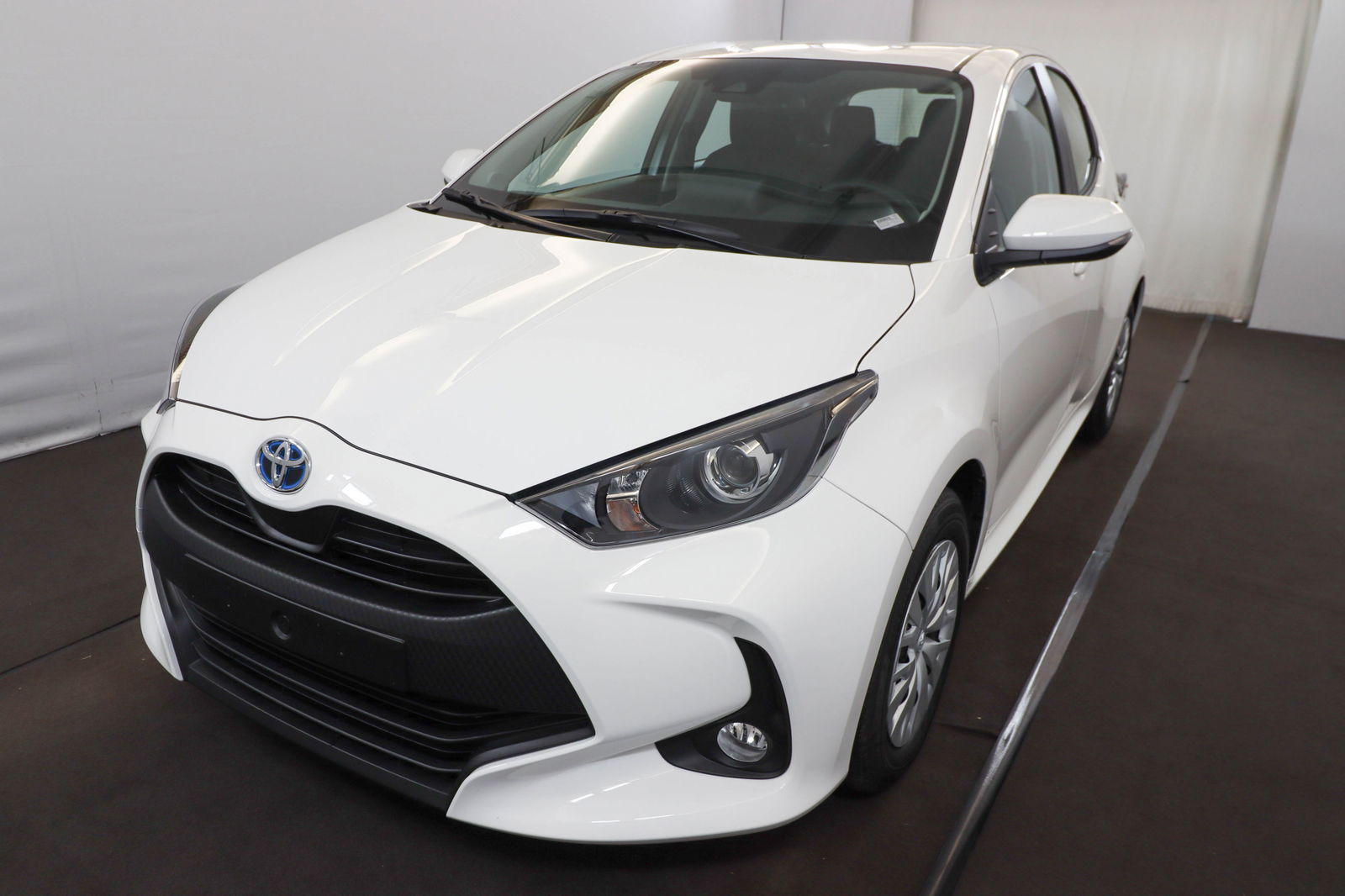 Toyota Yaris vvt-i hybrid e-cvt dynamic 92 AT