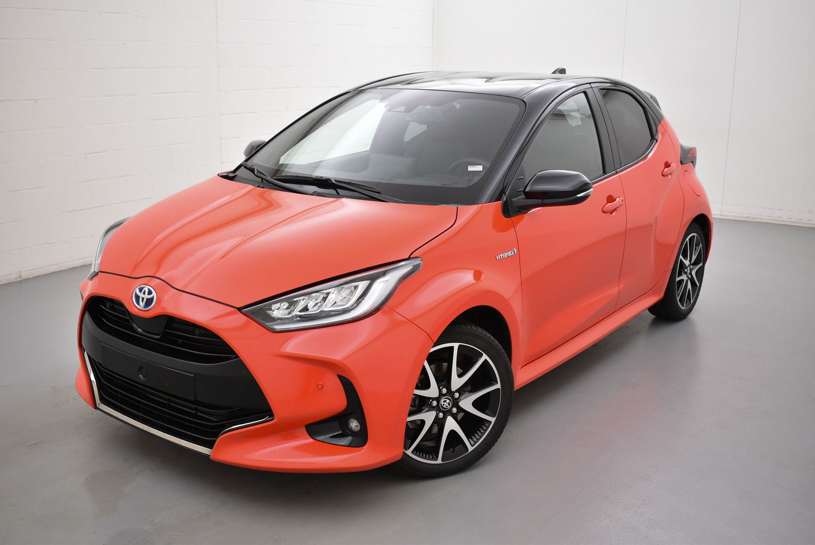 Toyota Yaris vvt-i hybrid e-cvt premiere 92 AT