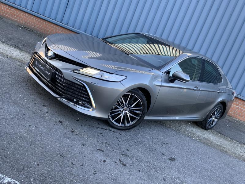 Toyota Camry Premium + navi + camera + sens 2.5L Hybride